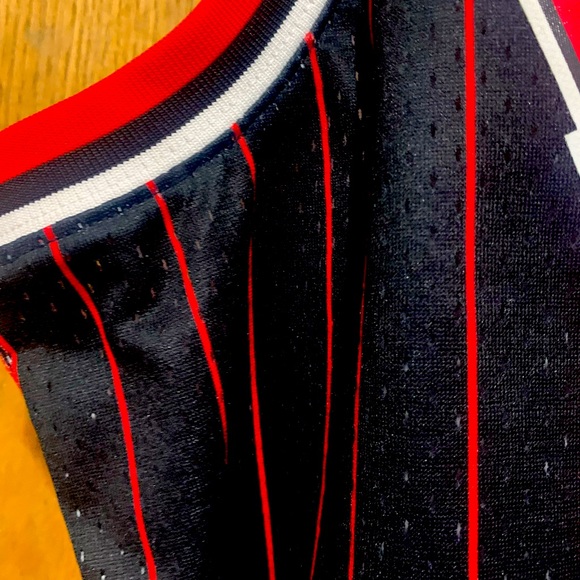 Toni Kukoc #7 Bulls 95-96 Hardwood Classics Swingman Player Jersey - Picture 3 of 15